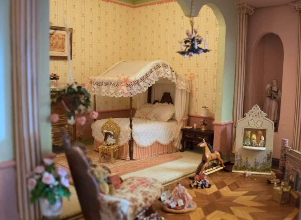 Detalle interior de Astolat Dollhouse Castle. Dormitorio