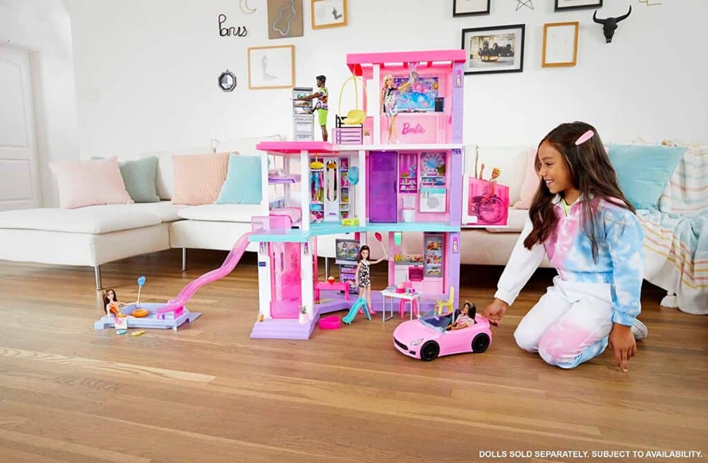 IMAGEN PROMOCIONAL 1 - Barbie 60 Aniversario Dreamhouse Casa de muñecas 3 pisos con 10 habitaciones, muebles y más de 70 accesorios, incluye 2 muñecas y un coche