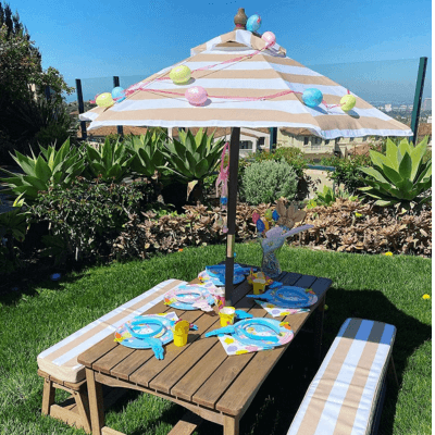 KidKraft 500 Juego de mesa y 2 bancos de madera para niños con sombrilla y cojines, muebles para jardín y exterior al aire libre - Rayas marrones y blancas