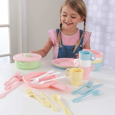 KidKraft Set de 27 utensilios de cocina de juguete, Multicolor Pastel, 63027, color-modelo surtido. KidKraft cocinas.