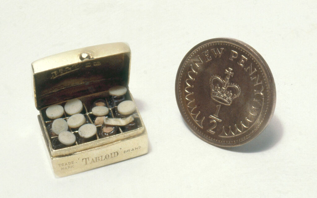 Moneda y medicinas de Queen Mary's Dolls' House