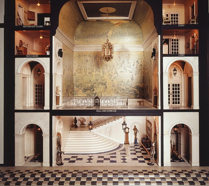 Queen Mary's Dolls' House HALL DE ENTRADA